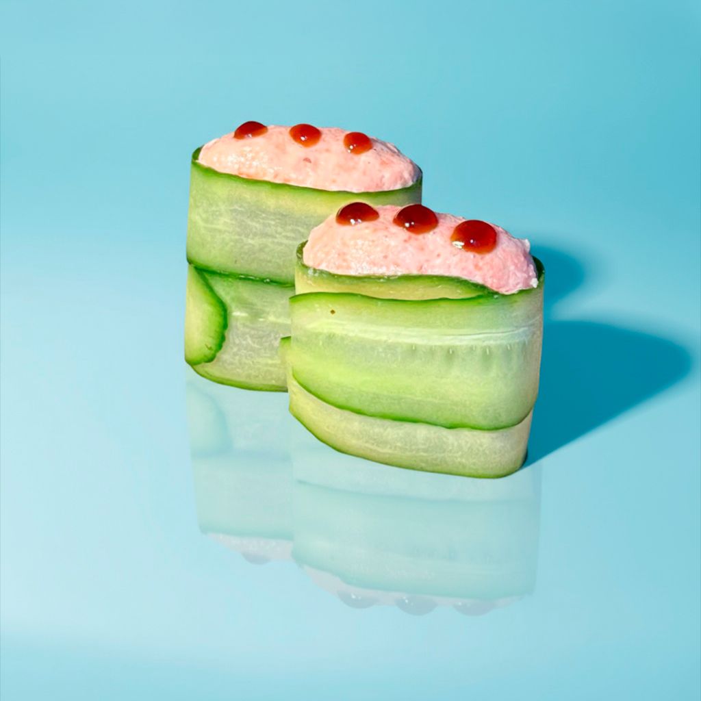 Гункан с креветкой и огурцом