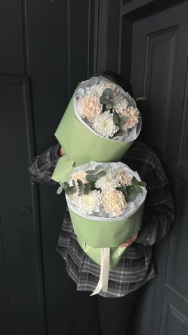 Букет хризантемы с диантусами и эвкалиптом