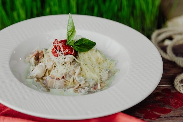 Карбонара с цыплёнком и беконом