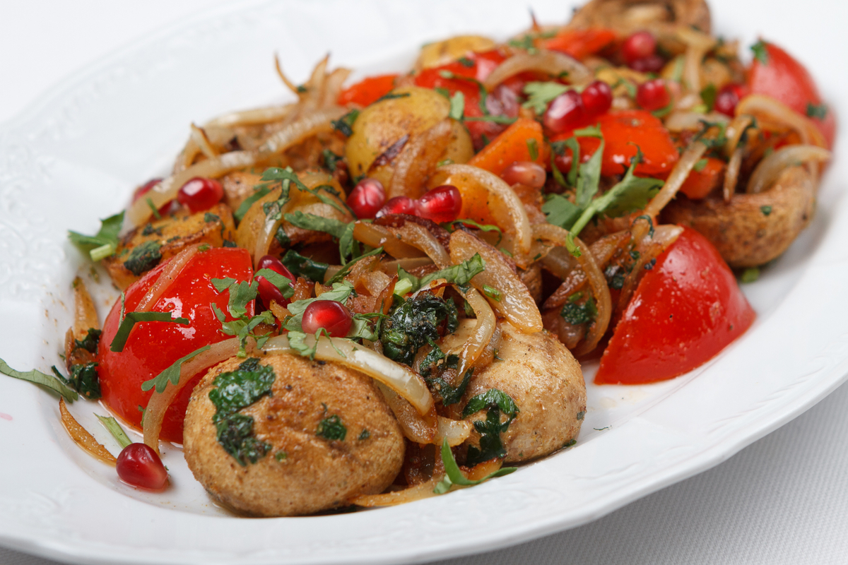 Легкий оджахури - картошка с томатами, луком и грибами