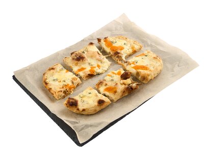 Пицца Четыре сыра на белом