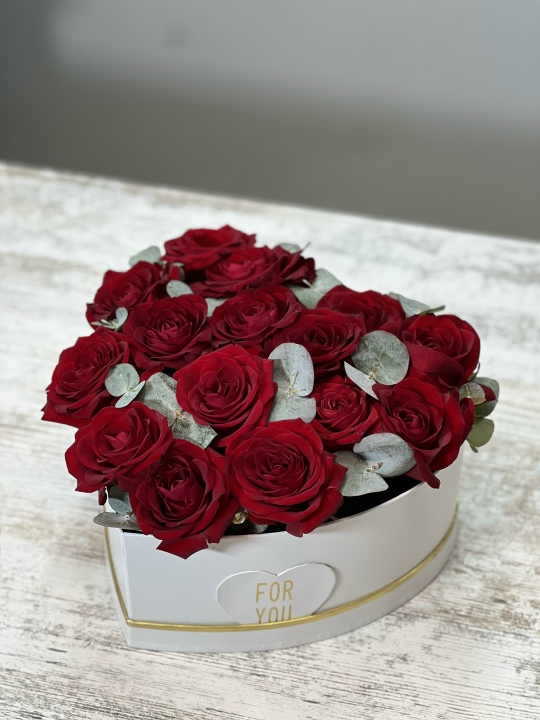 Коробка алых роз