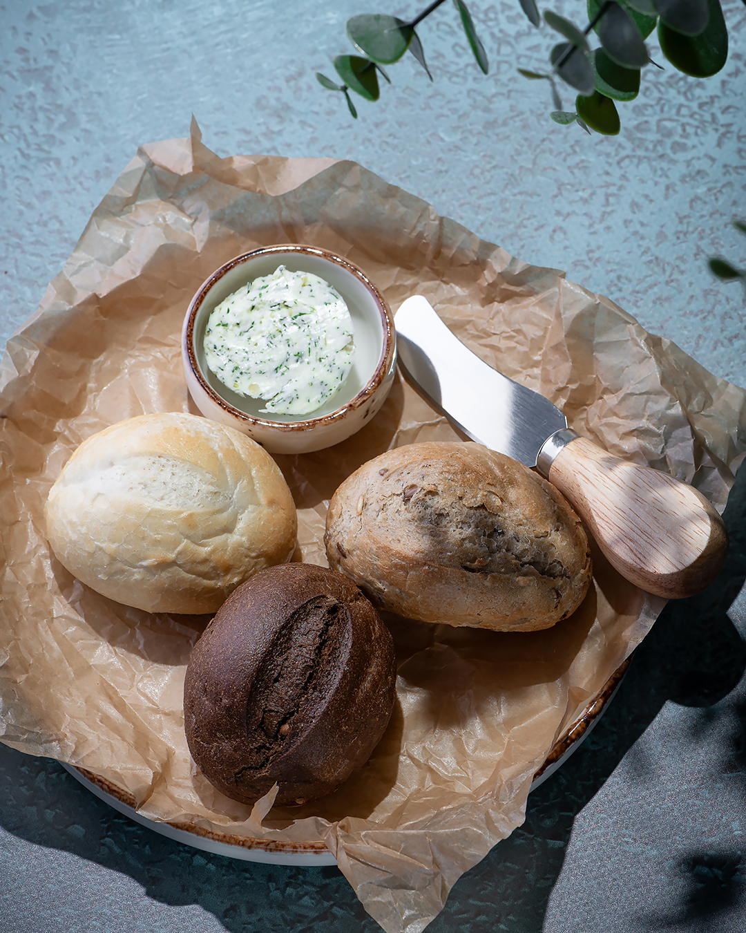 Хлебная корзина с маслом