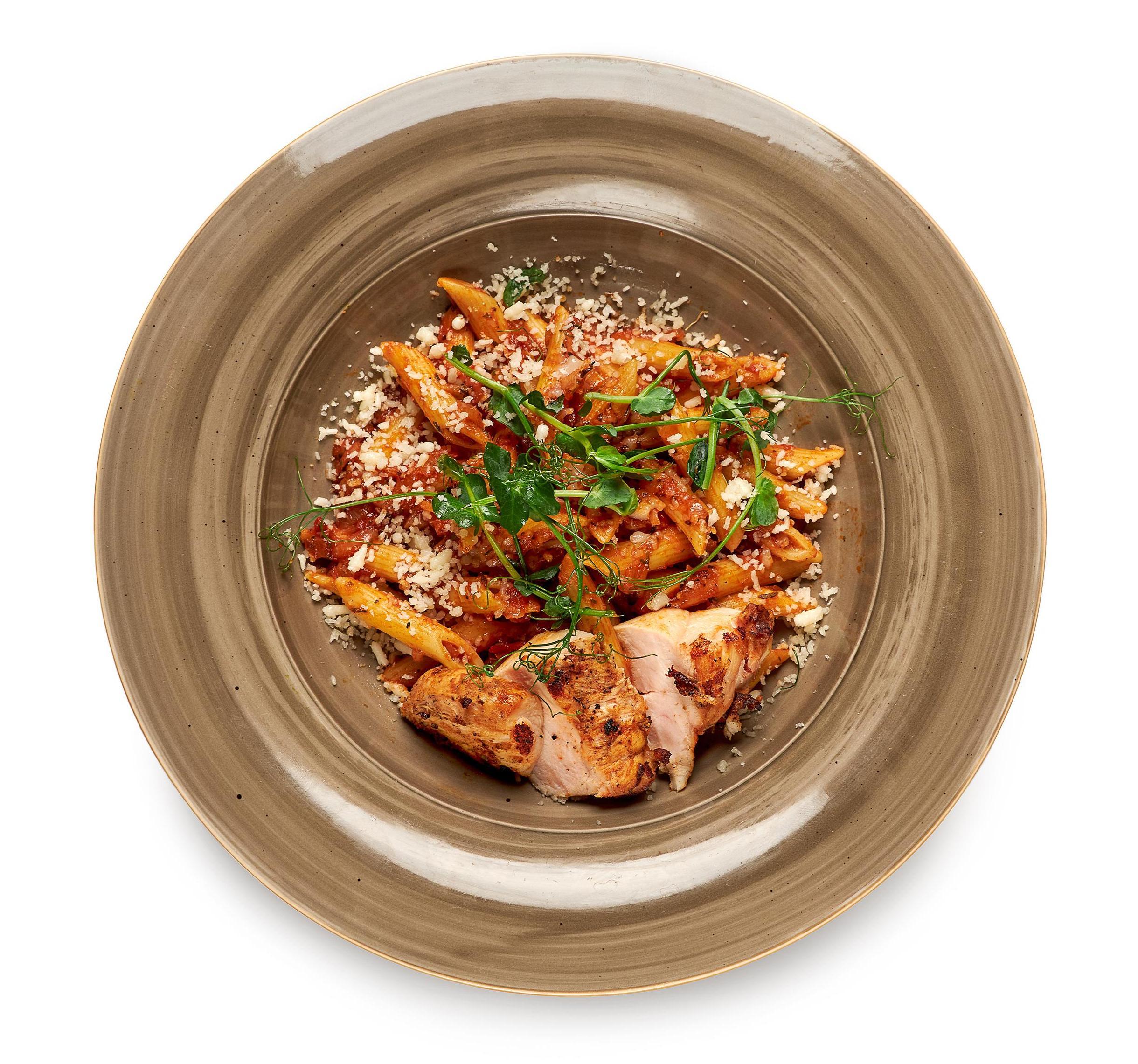 Пенне арабиата с куриной грудкой гриль