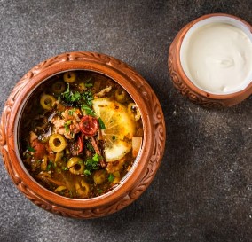 Солянка с беконом и языком