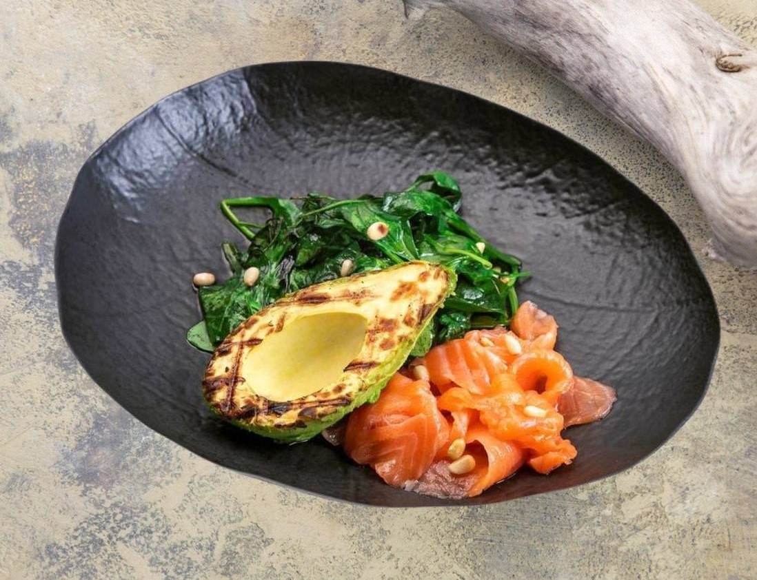 Салат с лососем и авокадо гриль