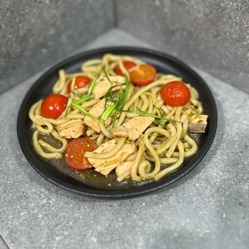 Лапша с лососем в устричном соусе