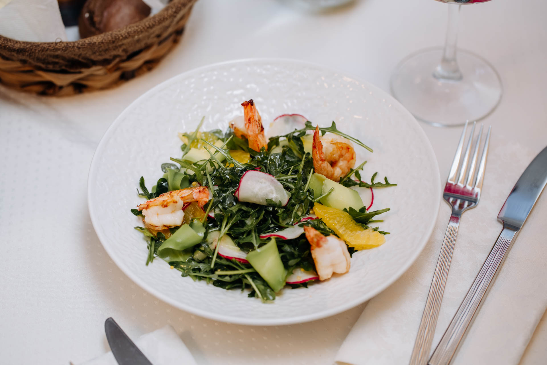 Салат с рукколой, креветками и апельсином