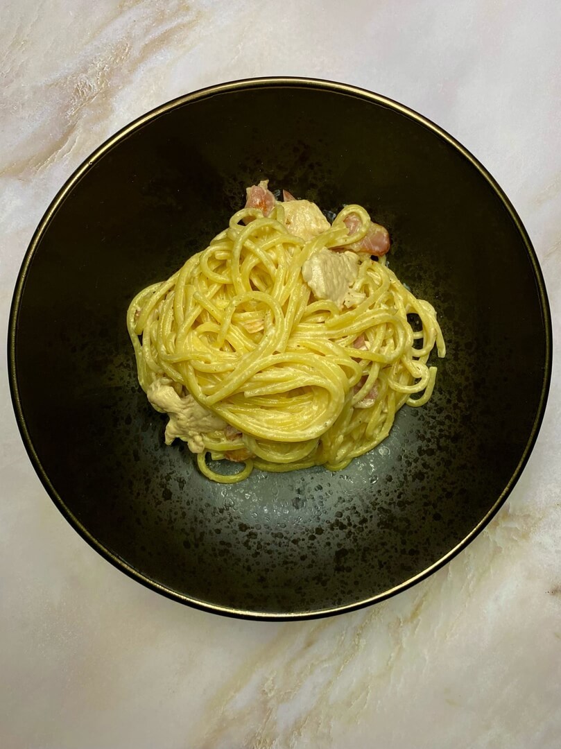 Паста с курицей и беконом
