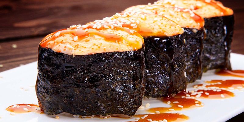 Гункан запечёный с тунцом