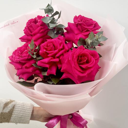 Букет «Француженка» из ажурных роз и эвкалипта