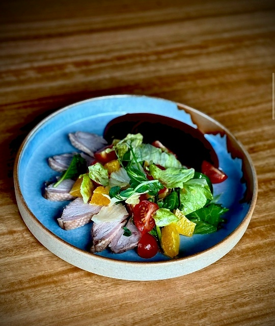 Салат  утиной грудкой и клюквенным соусом