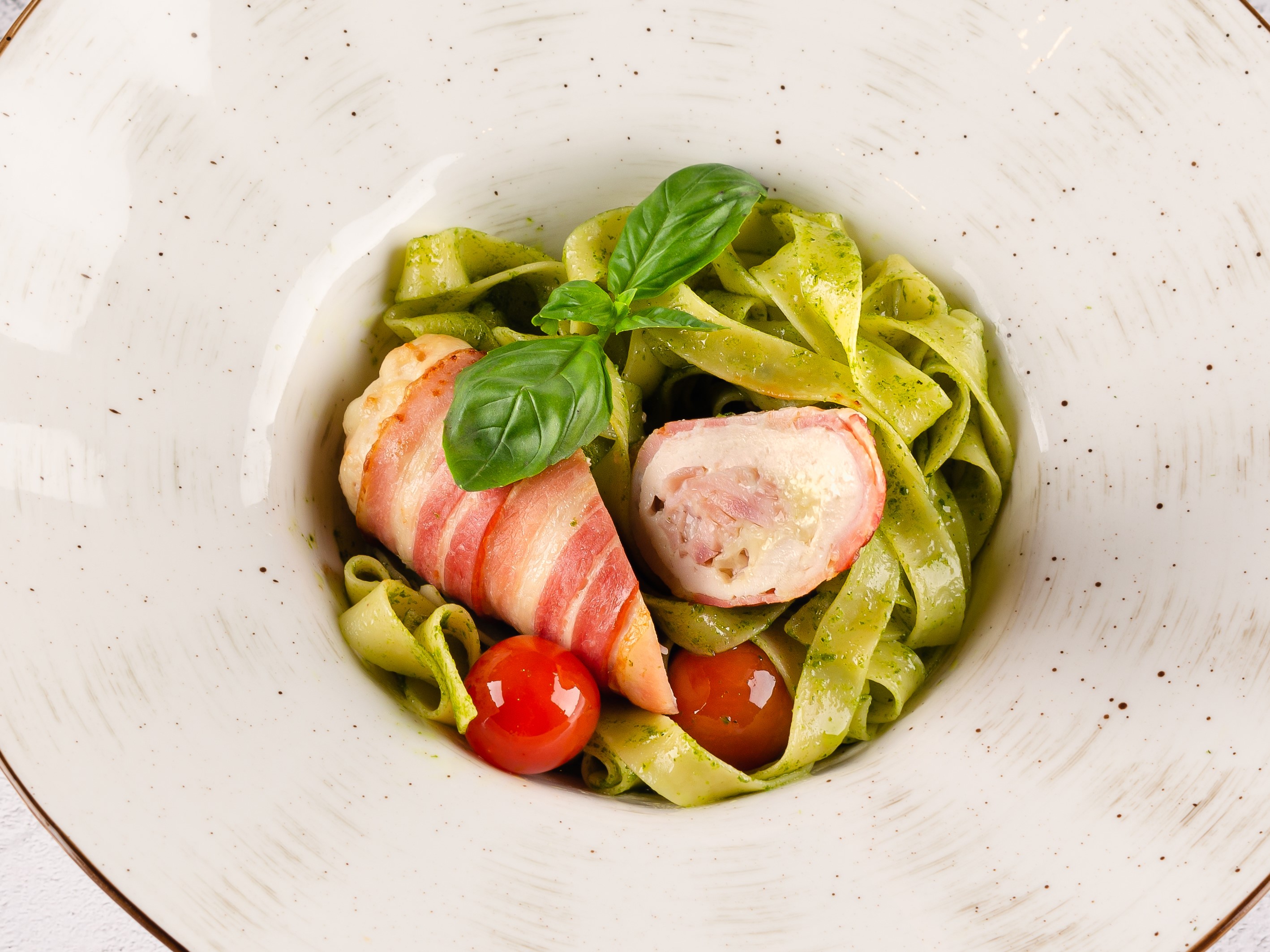 Куриный рулет в беконе