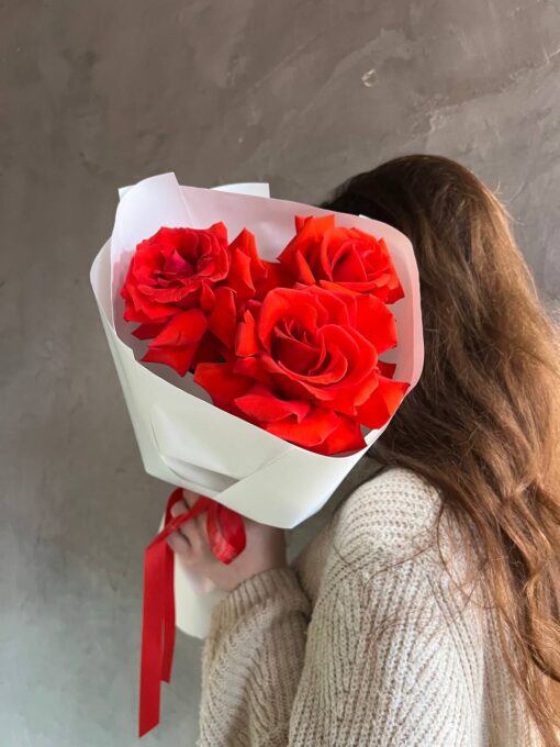 3 алых французских роз нина
