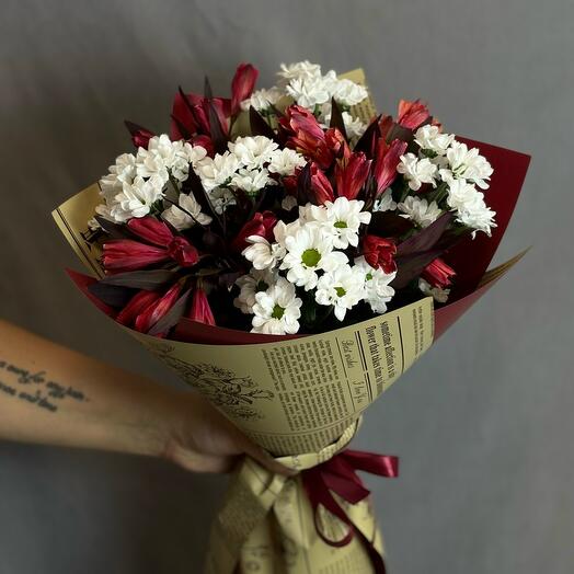 Букет с альстромерией и ромашкой