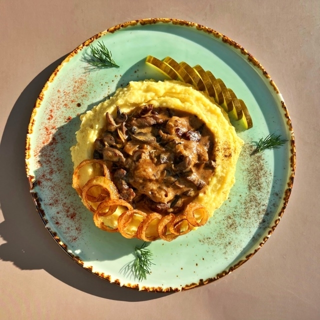 Бефстроганов с картофельным пюре