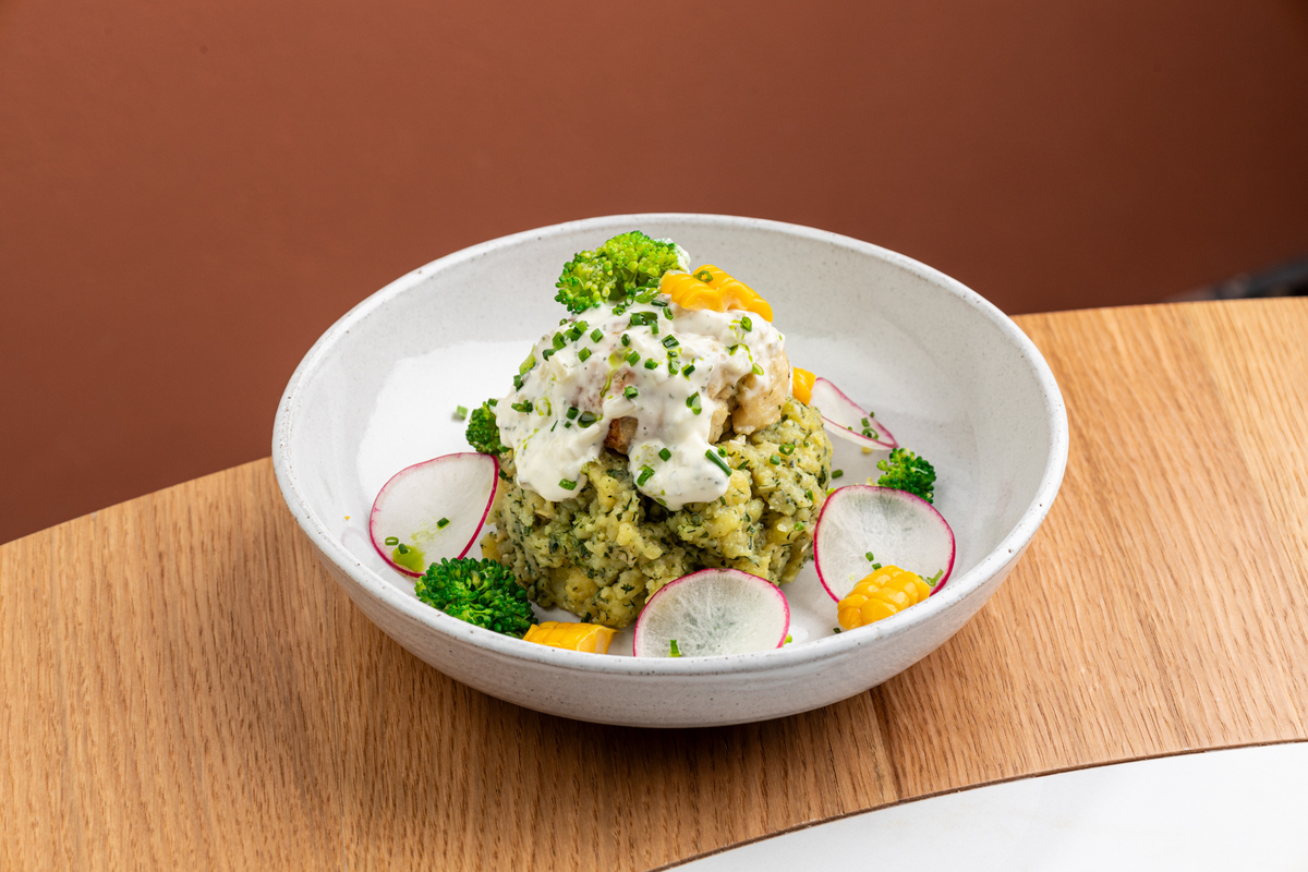 Судак и щука, толченный картофель, соус тартар