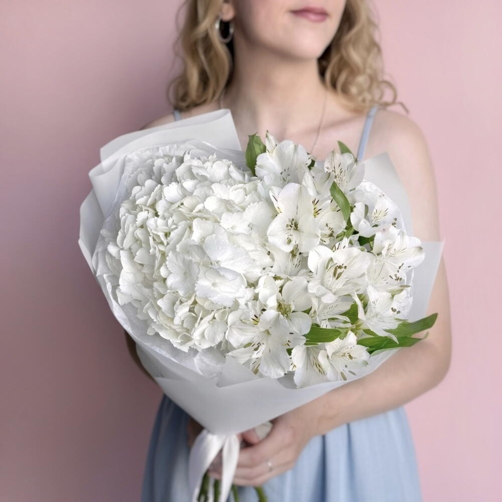 Нежный букет белая гортензия белая альстромерия