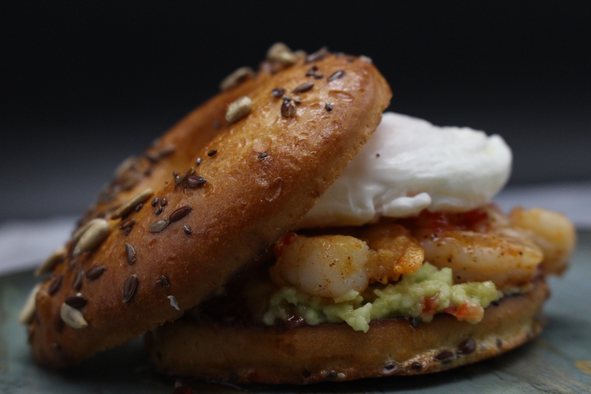 Бейгл с гуакамоле и жареными креветками