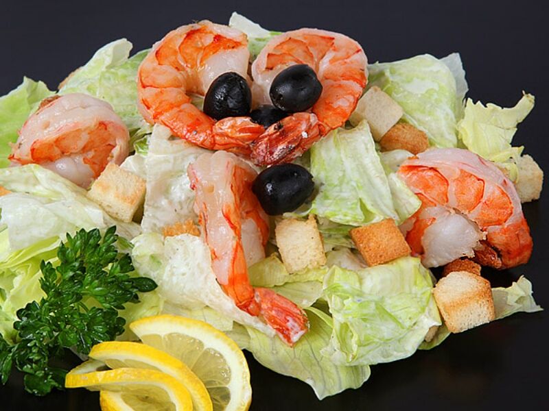 Салат Цезарь с королевской креветкой