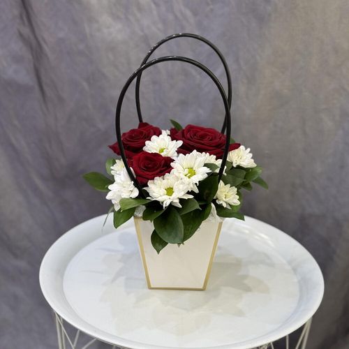 Букет в сумочке из красных роз и белых ромашковых хризантем (к1755)