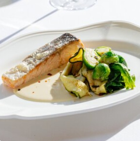 Стейк из лосося, цукини и брюссельская капуста