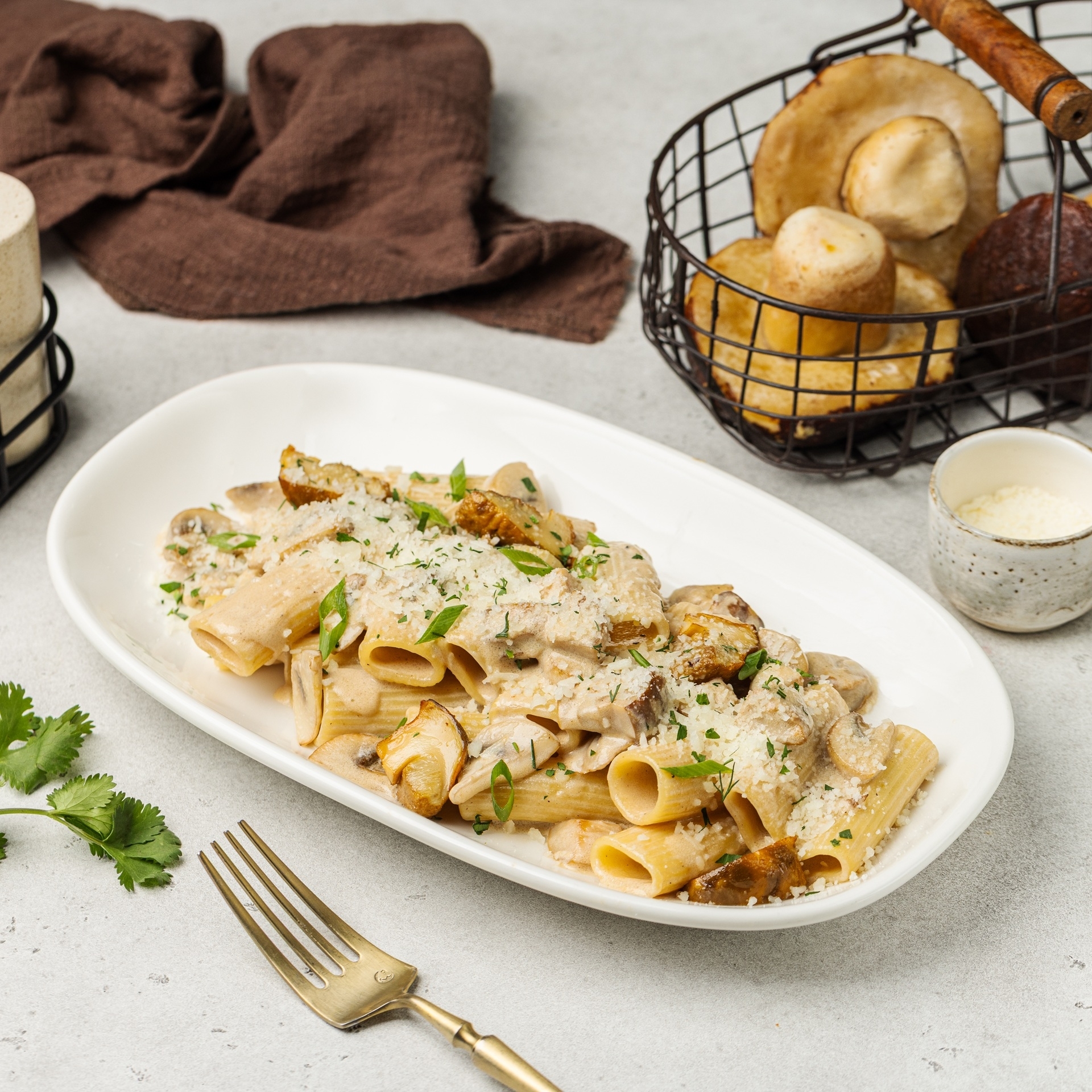 Ригатони с белыми грибами и трюфельным соусом