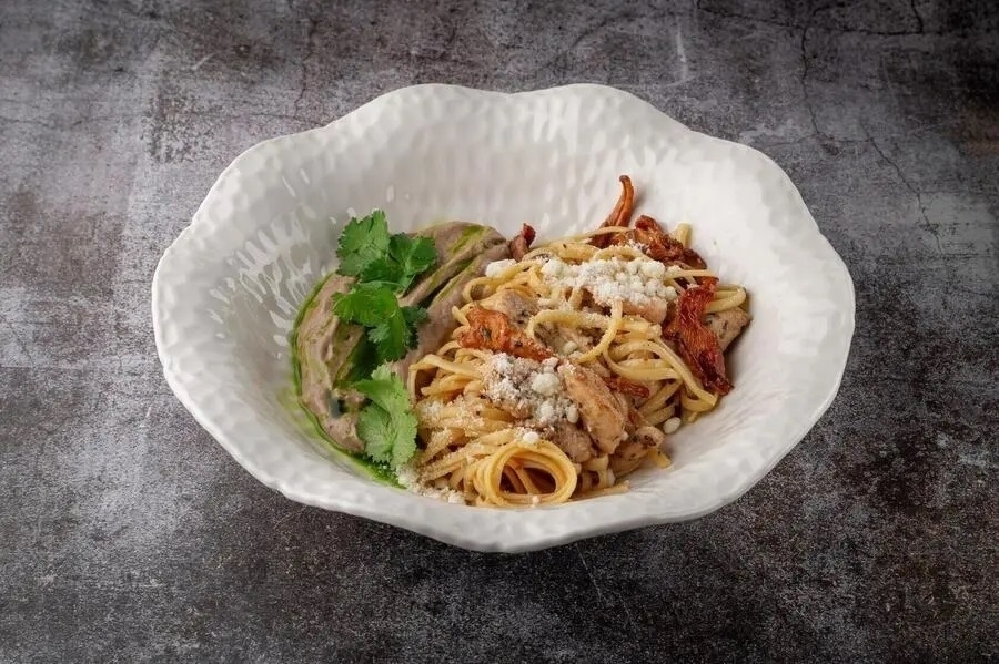 Паста с цыпленком и мусом из белых грибов