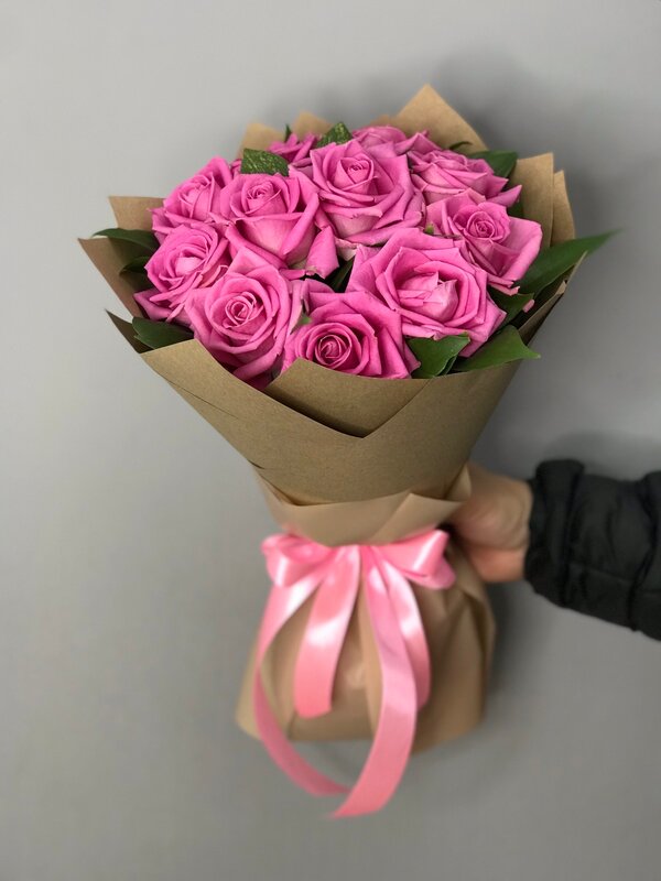 Букет из 11 розовых роз с рускусом в крафте