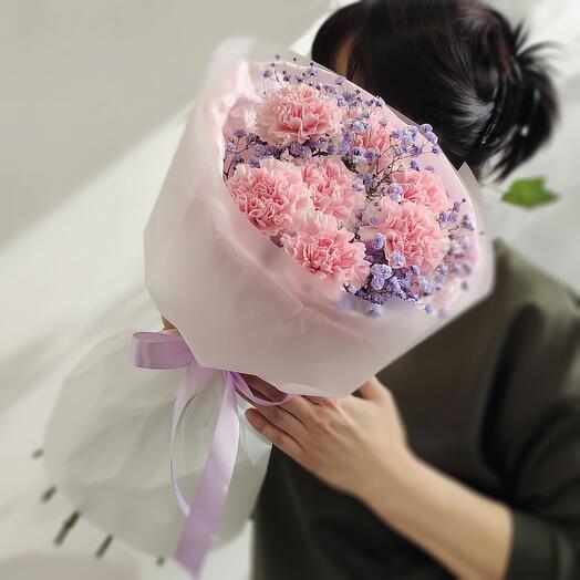 Букет розовых диантусов и сиреневая гипсофила