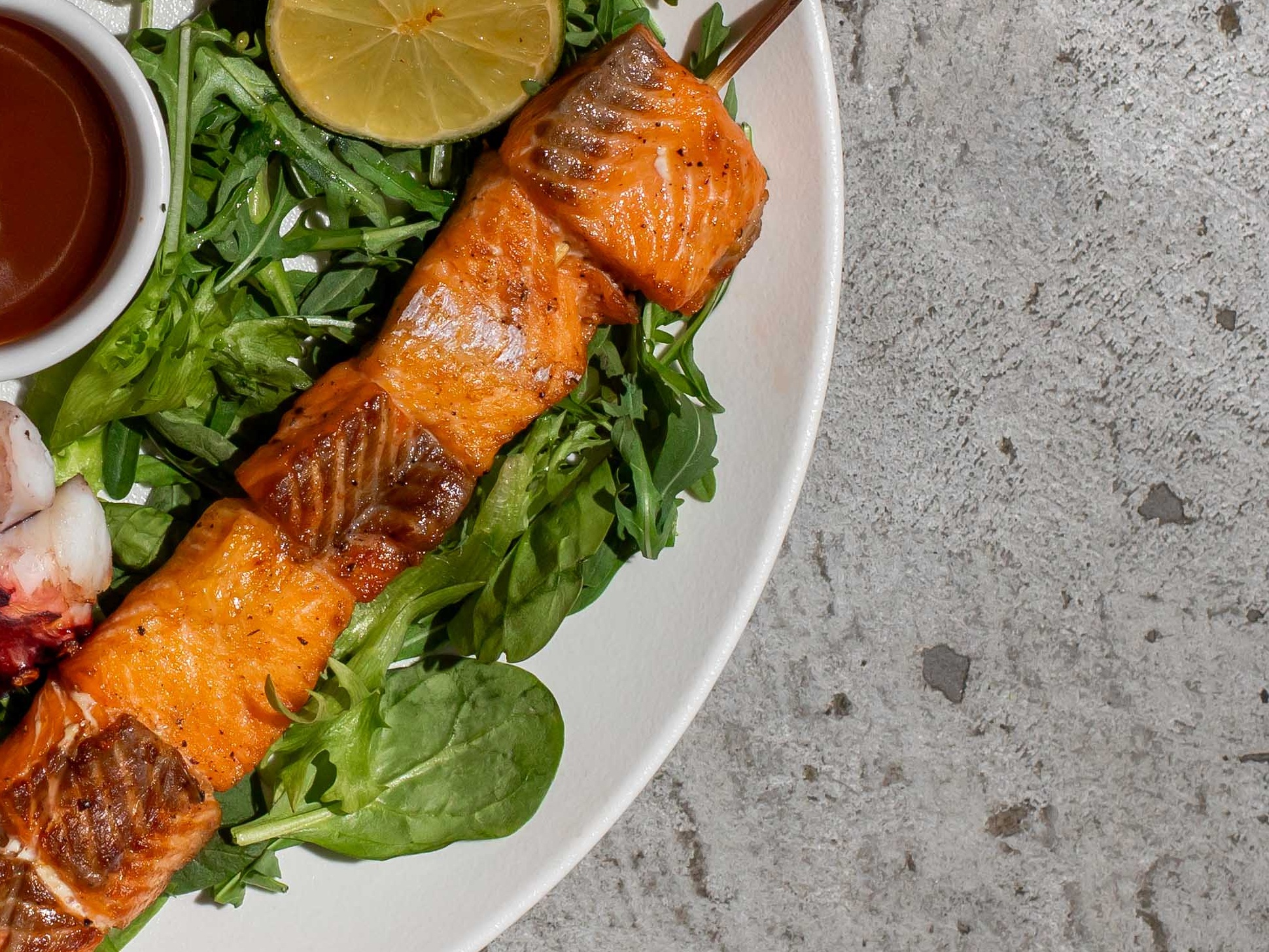 Шашлык из форели с соусом тар-тар