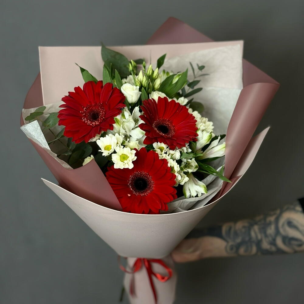 Сборный букет с красными герберами