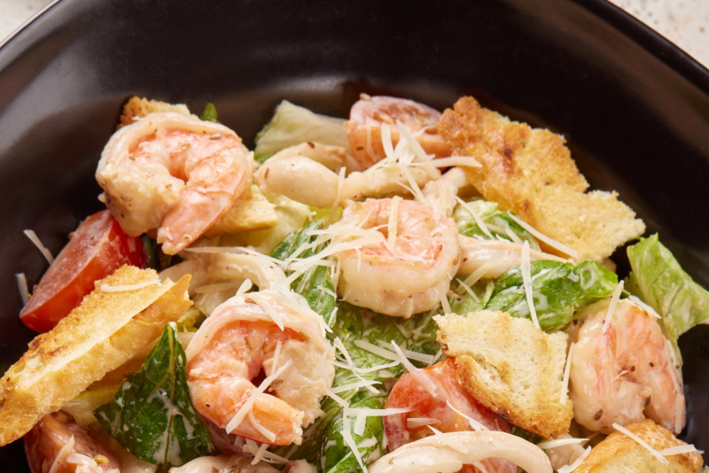 Азиатский цезарь с морепродуктами в соусе "гомадаре"