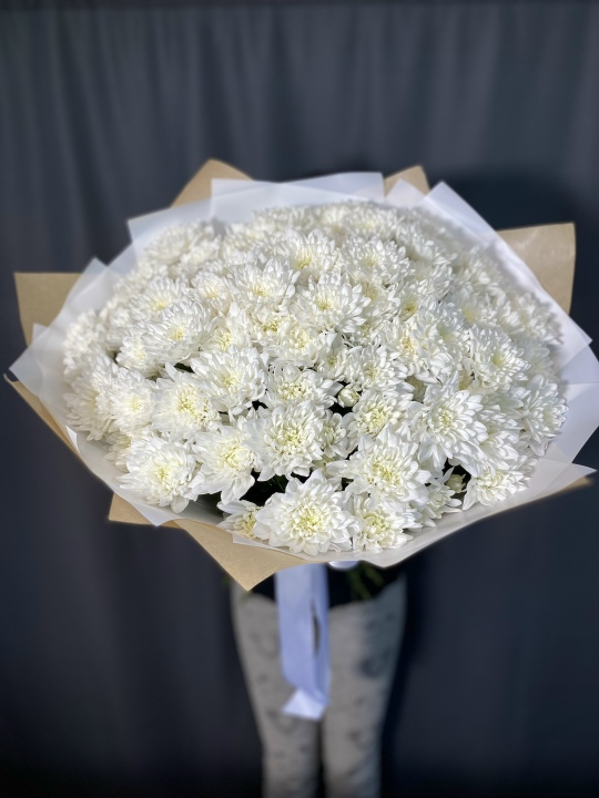 Большой букет из белоснежных хризантем в крафте