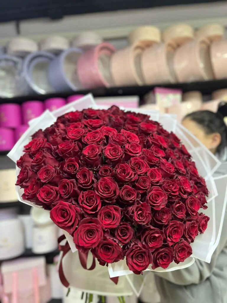 Букет из 61 алой розы в стильном матовом оформлении