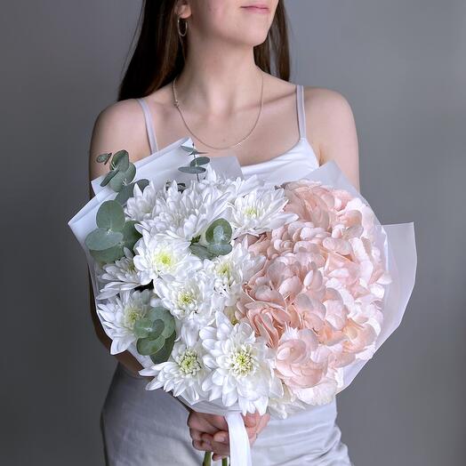 Букет розовая гортензия, хризантема и эвкалипт