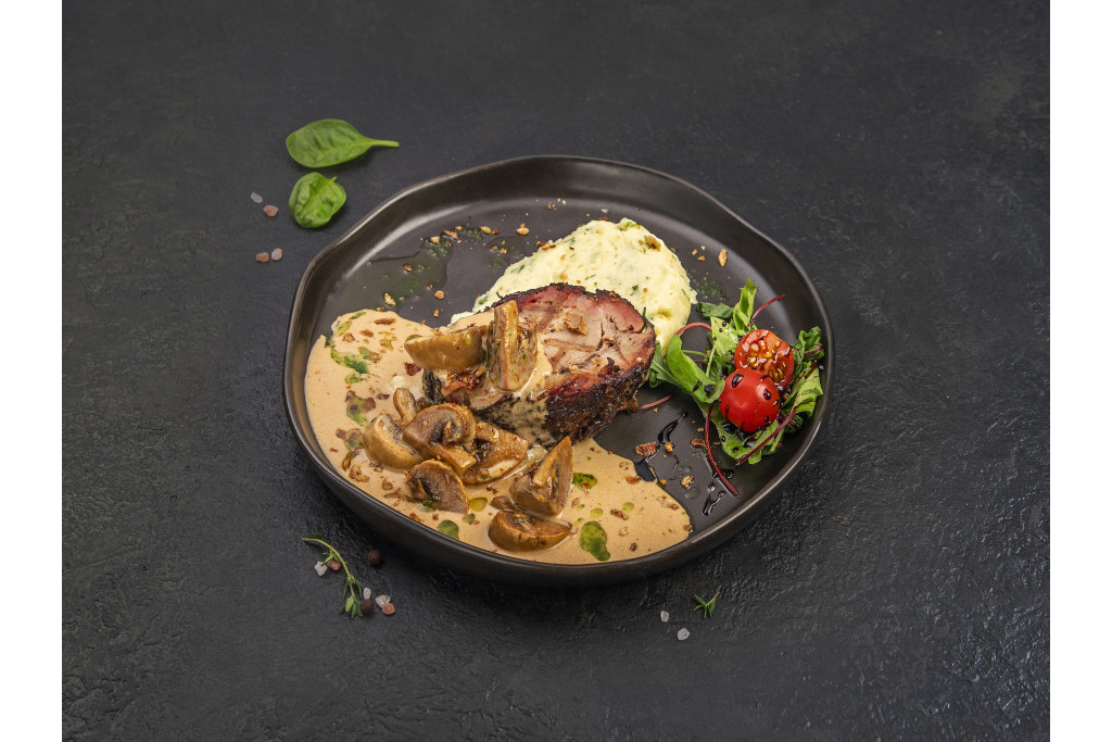 Кусочек мяса из смокера с картофельным пюре со сливочно-грибным соусом