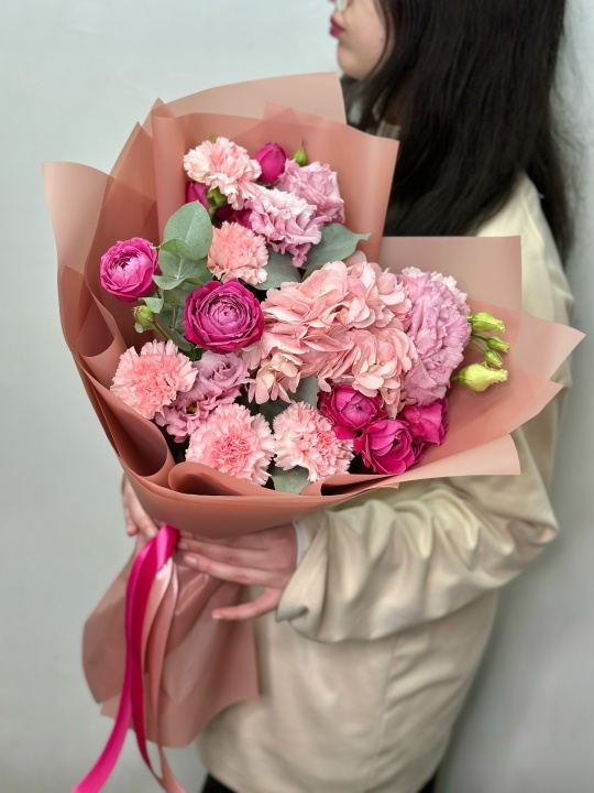 Букет с розовой гортензией ,кустовыми пионовидными розами и эустомой