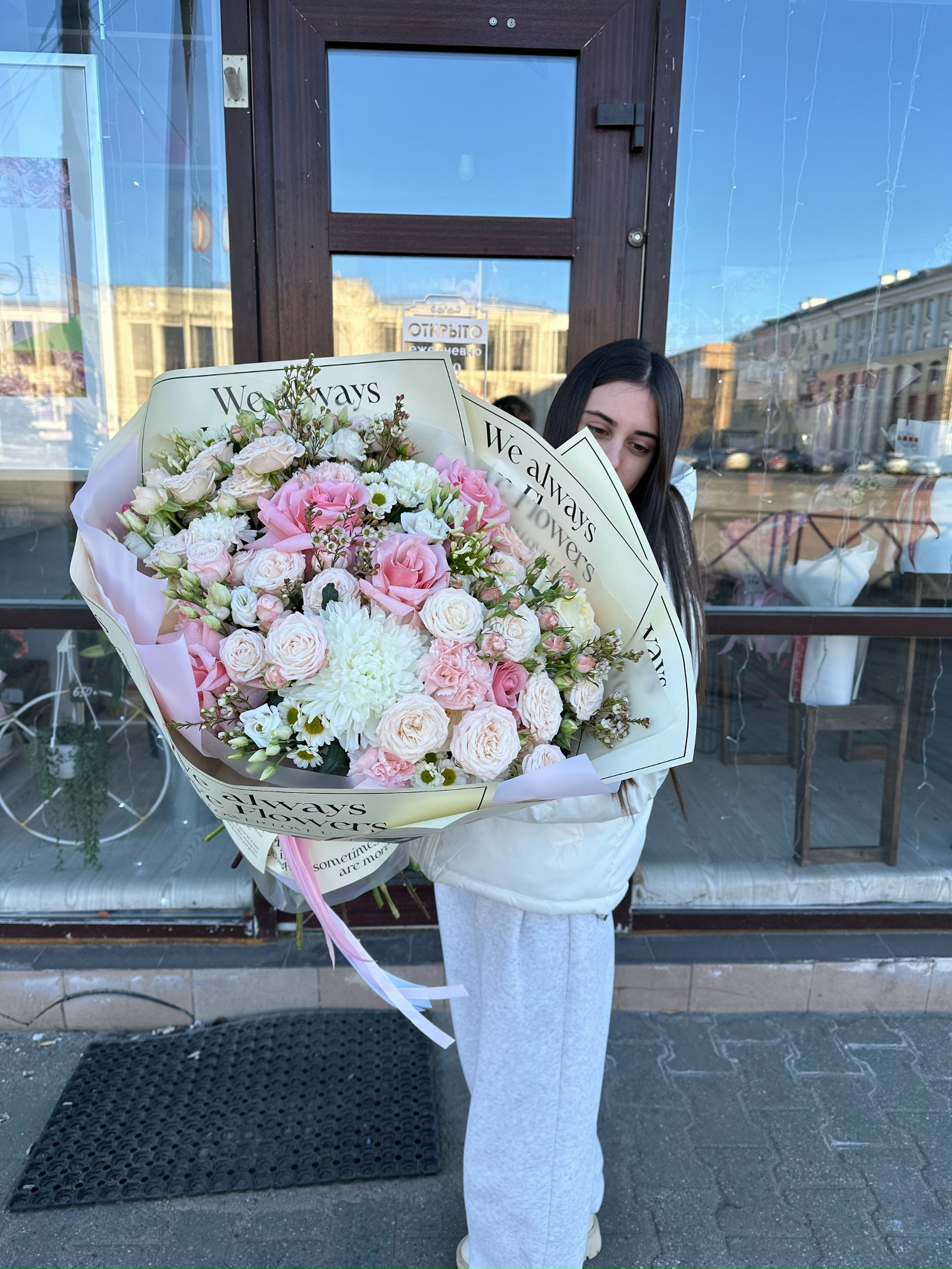 Шикарный букет из французских и пионовидных роз