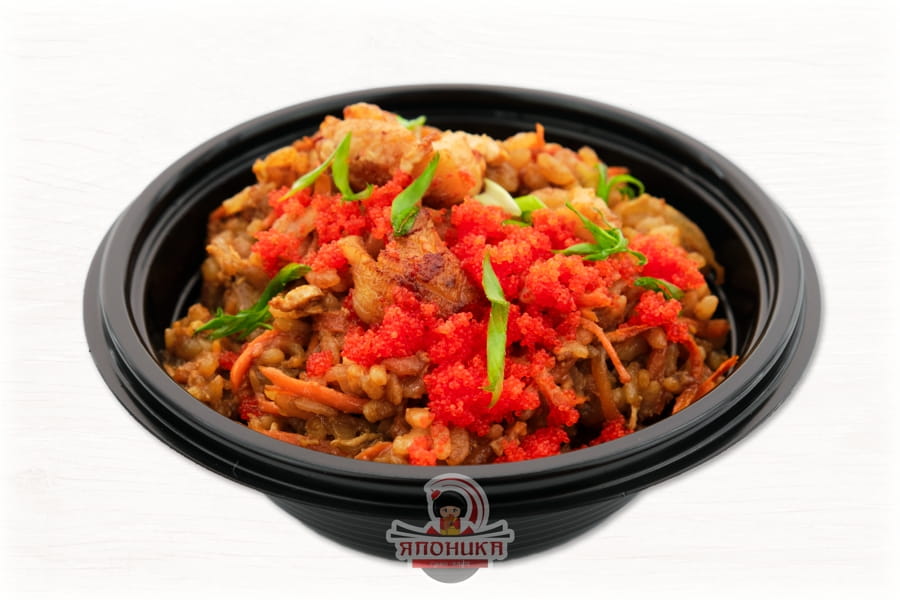Жареный рис с кальмарами, овощами, яйцом и икрой тобико