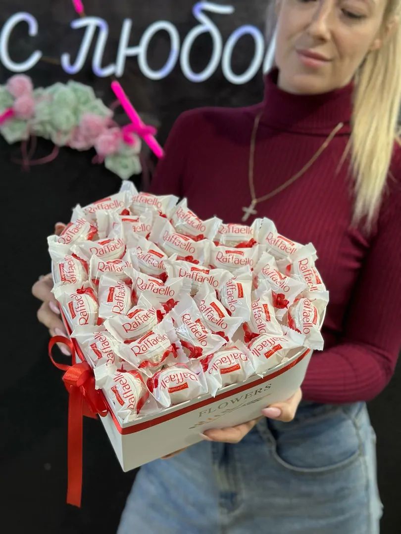 Сладкая коробка с атласным бантом