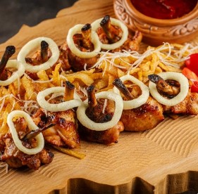 Куриные крылья на углях с картофелем пай и соусом