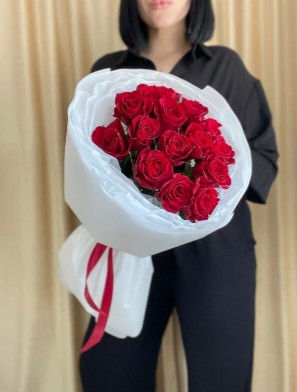 Букет из 15 красных роз в дизайнерской упаковке