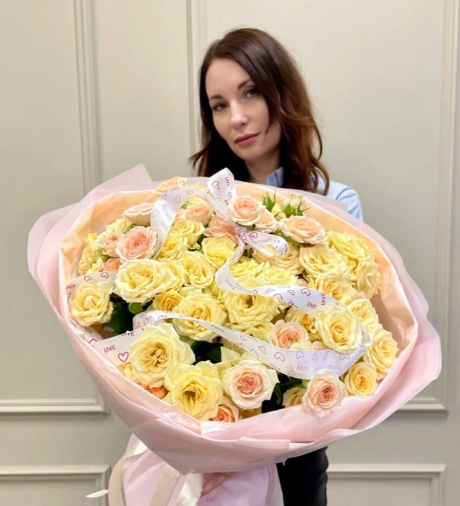 Букет из кустовых роз