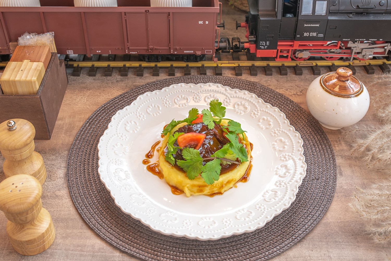 Говяжьи щечки с картофельным пюре в соусе демиглас