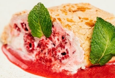 Меренговая рулада с малиной