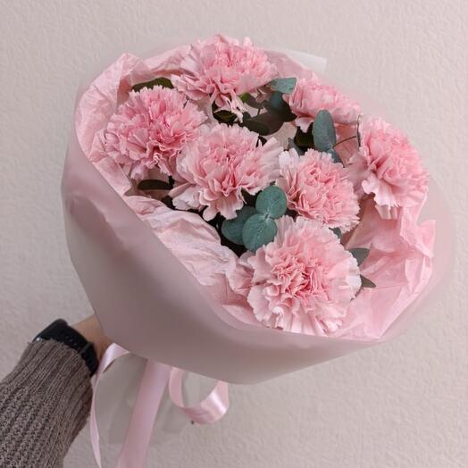 7 нежных гвоздик с эвкалиптом