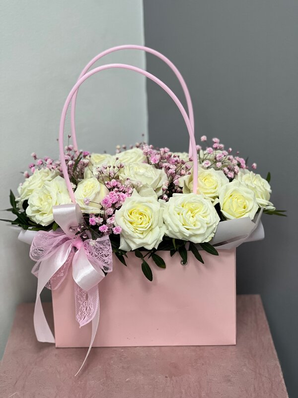 Сумочка из 15 белых роз и радужной гипсофилы