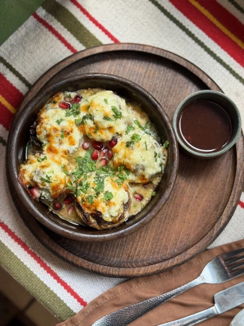 Шампиньоны запеченные с сыром и творогом