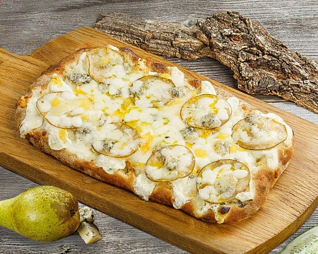Пицца 4 сыра c грушей Римская
